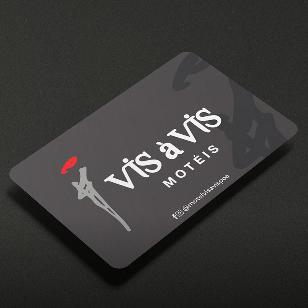 Cartão VIP fosco da marca Vis à Vis Motéis, símbolo do programa de fidelidade