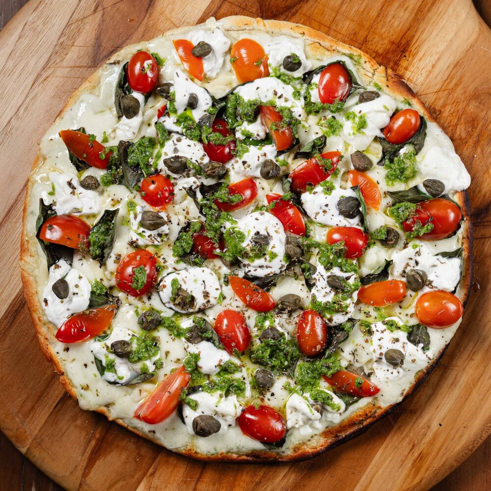 Pizza artesanal com burrata, tomates e pesto servida na suíte às terças-feiras no Vis à Vis